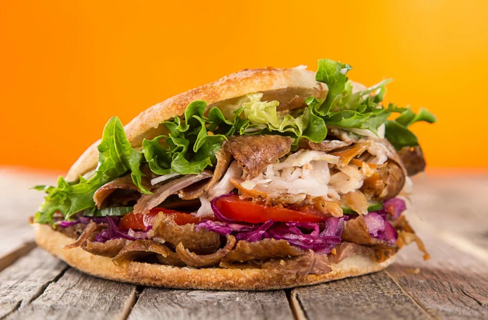 Döner Sandwich mit Salat und Soße